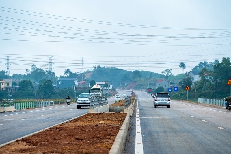 The project to upgrade National Highway 4B section Km18-Km80 is currently completed and put into use. Photo: Quoc Nam
