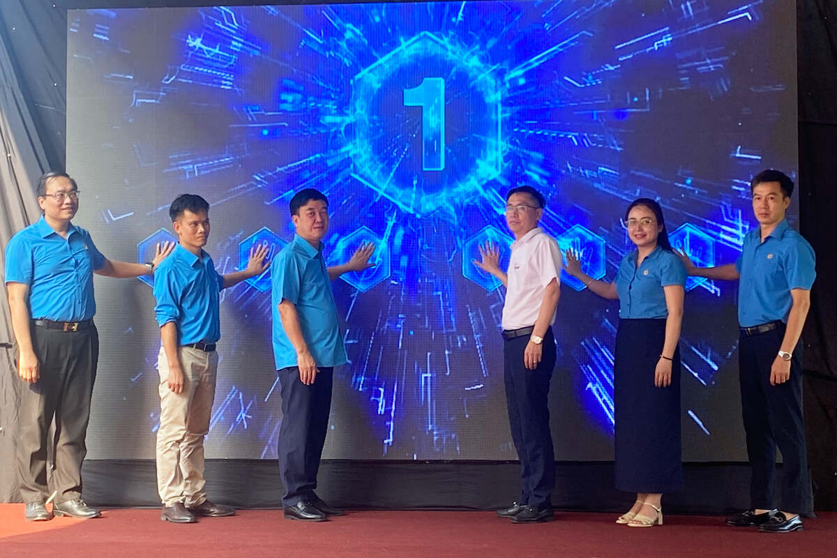 Các đại biểu thực hiện nghi thức ra mắt mô hình Công đoàn cơ sở xã hội chủ nghĩa. Ảnh: Nguyễn Huệ