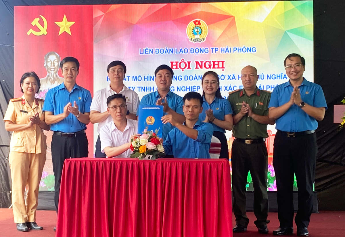 Representatives of EVA Hai Phong Precision Industry Co., Ltd. and the Trade Union Executive Committee signed a commitment to implement the model. Photo: Nguyen Hue
