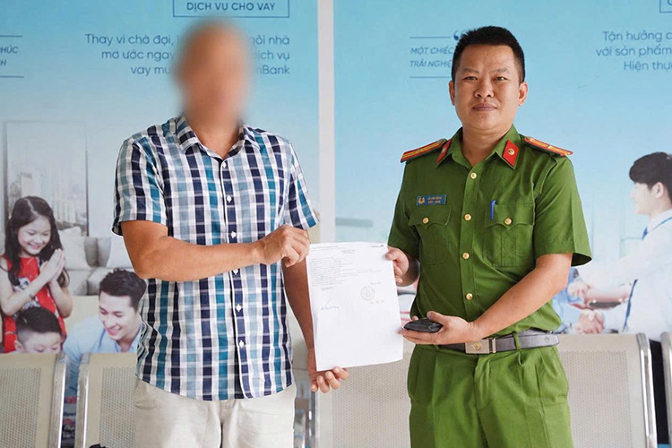 Major Lo Van Dung returns the mistakenly transferred money according to regulations. Photo: Dien Bien Security