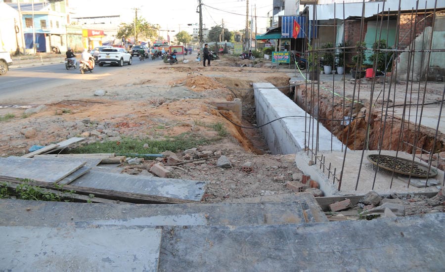 In the first half of 2026, the construction site of the National Highway 14B upgrade and renovation project is still messy. Photo: Nguyen Linh