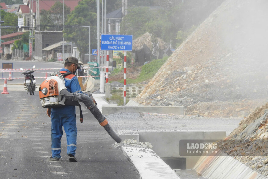 Nhà thầu đang hoàn thiện các hạng mục cuối cùng trên tuyến đường liên vùng kéo dài. Ảnh: Tô Công