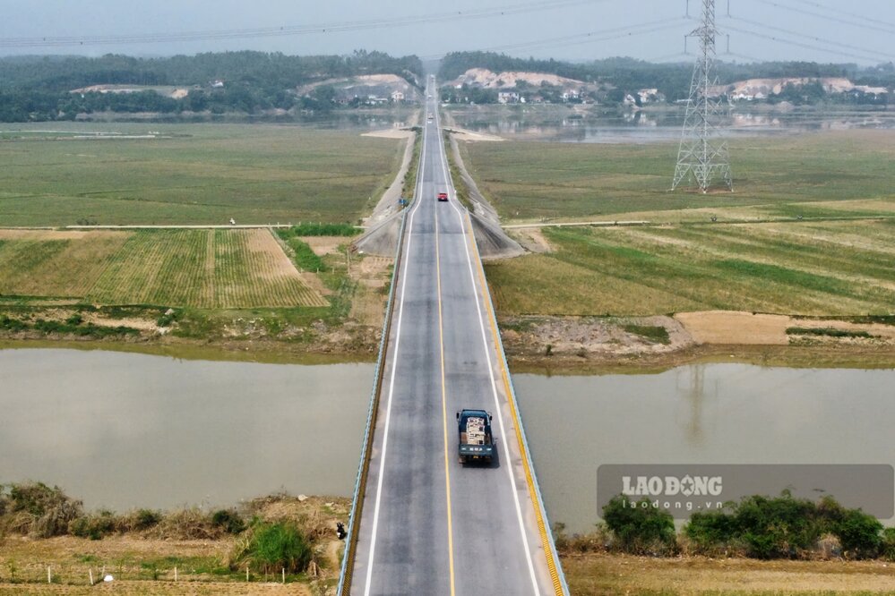 Overview of a section of the main inter-regional road connecting Phu Tho - Lao Cai. Photo: To Cong