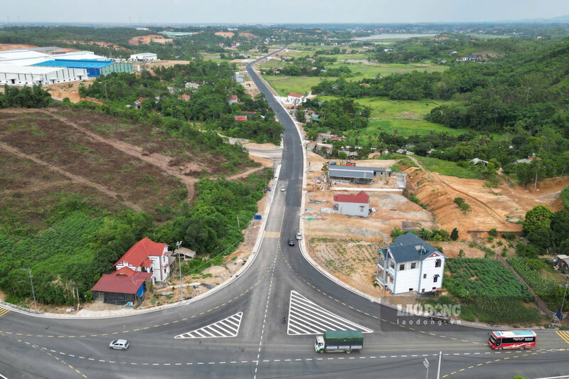 Toàn cảnh tuyến đường liên vùng kéo dài. Ảnh: Tô Công