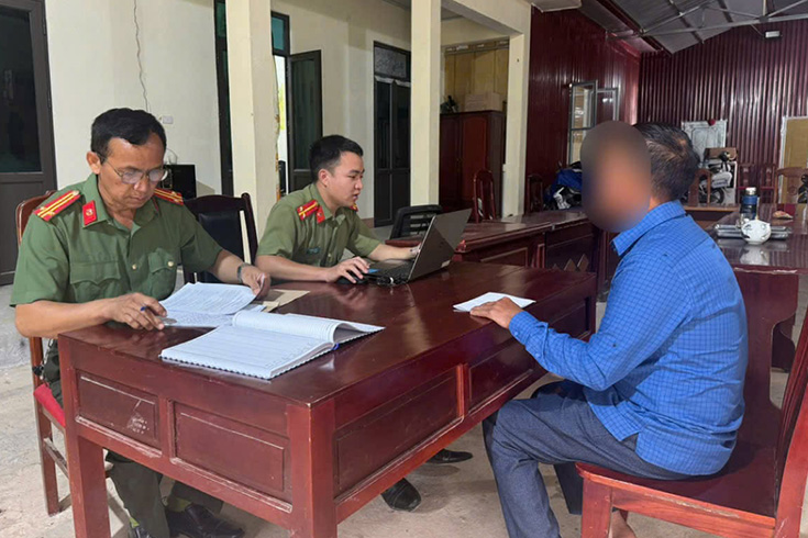 Công an xã Pu Nhi làm việc với đối tượng vi phạm tại trụ sở. Ảnh: An ninh Điện Biên