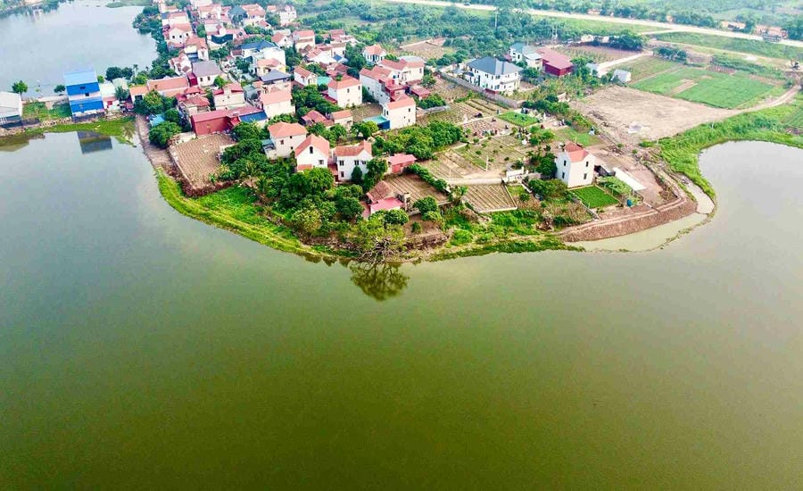 En muchas áreas alrededor del área de Mạn Xuyên ha aparecido la situación de terraplenado, muros de contención que invaden la superficie del agua. Foto: Proporcionada por la gente