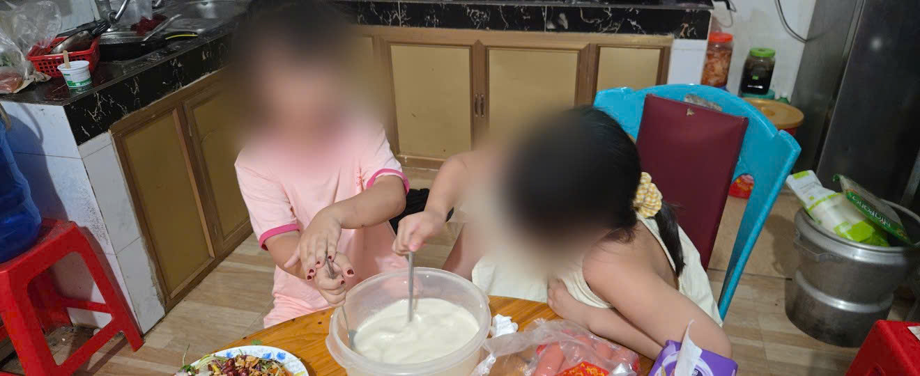 Every summer vacation, every mother is busy with unnamed tasks. Photo: Khanh Linh