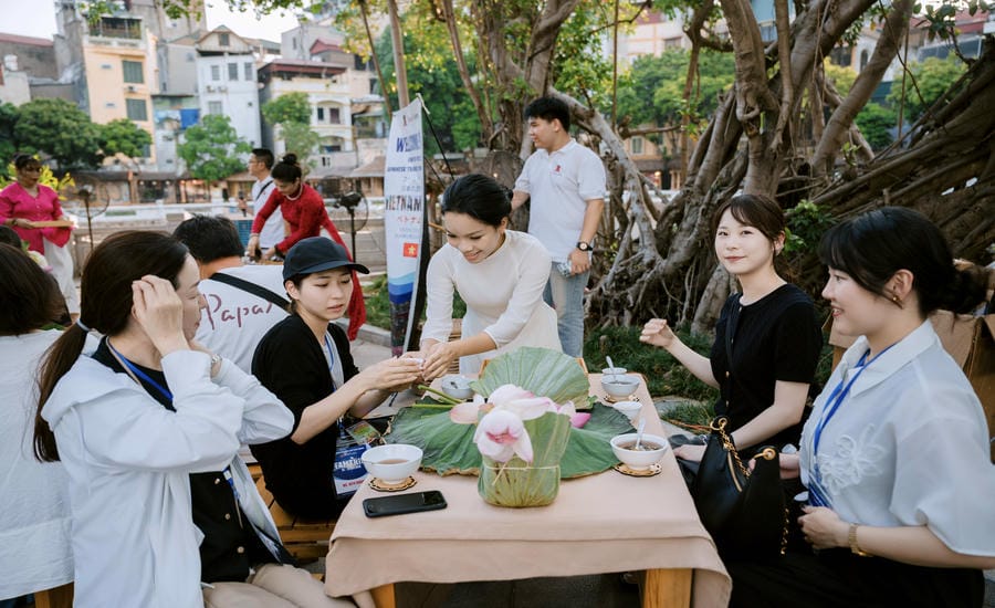 La délégation de voyage en famille japonaise expérimente le tourisme à Hanoï, déguste du thé au lotus à l'invitation du Département du tourisme de Hanoï. Photo: Chí Long