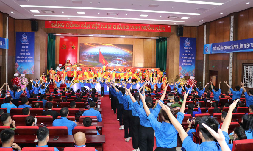 Art performances to welcome the Congress. Photo: Bao Nguyen