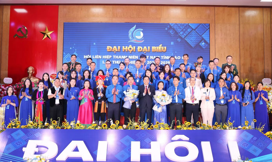 Ủy ban Hội LHTN Việt Nam tỉnh Lào Cai khoá I ra mắt Đại hội.