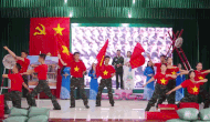 Youth Union officials spread the spirit of military youth. Photo: Hoang Cuoi