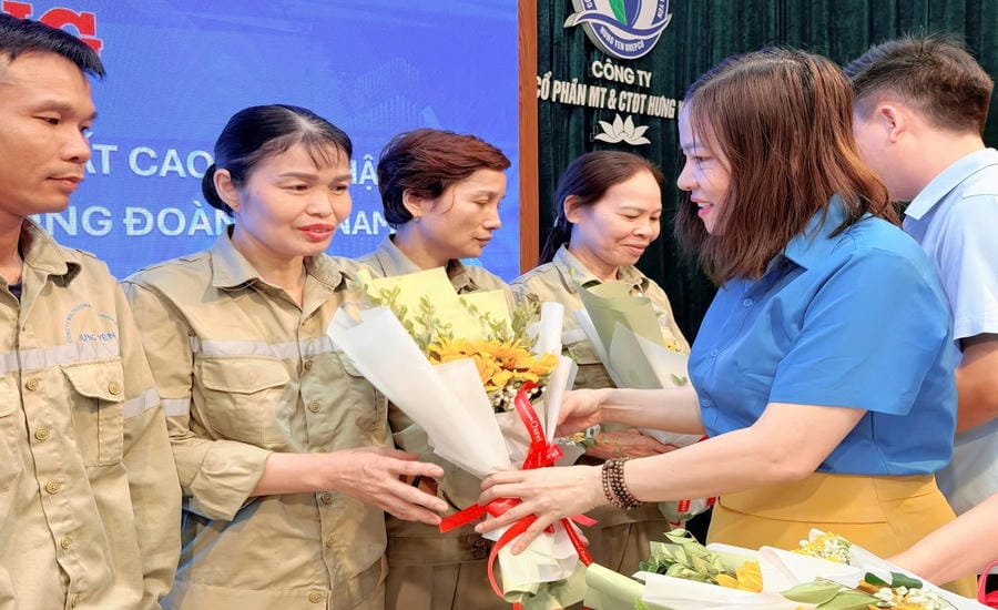 Hung Yen Provincial Labor Federation presents gifts to union members and workers of Hung Yen Urban Environment and Construction Joint Stock Company. Photo: Hung Yen Trade Union