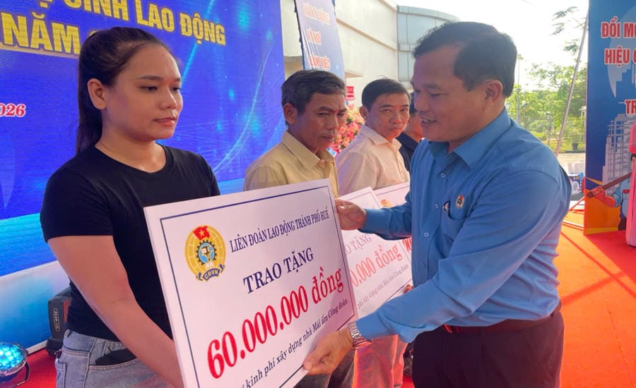 Mr. Le Minh Nhan - City Party Committee Member, Vice Chairman of the Vietnam Fatherland Front Committee of Hue City, Chairman of the City Labor Federation - presents funding to support Trade Union Homes for workers during Workers' Month. Photo: Quang An
