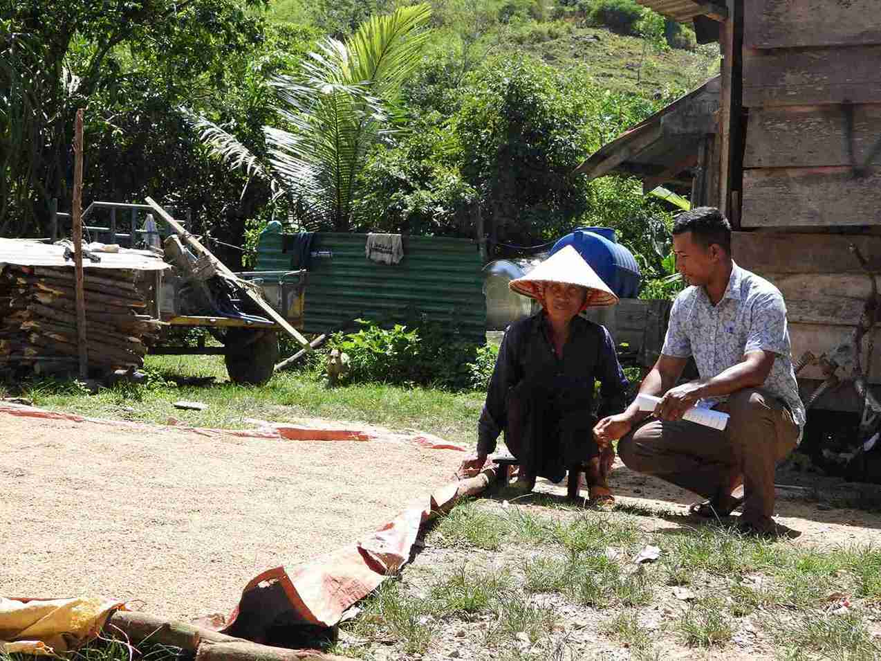 Cán bộ xã Ea Trang về cơ sở tìm hiểu đời sống bà con. Ảnh: Bảo Lâm