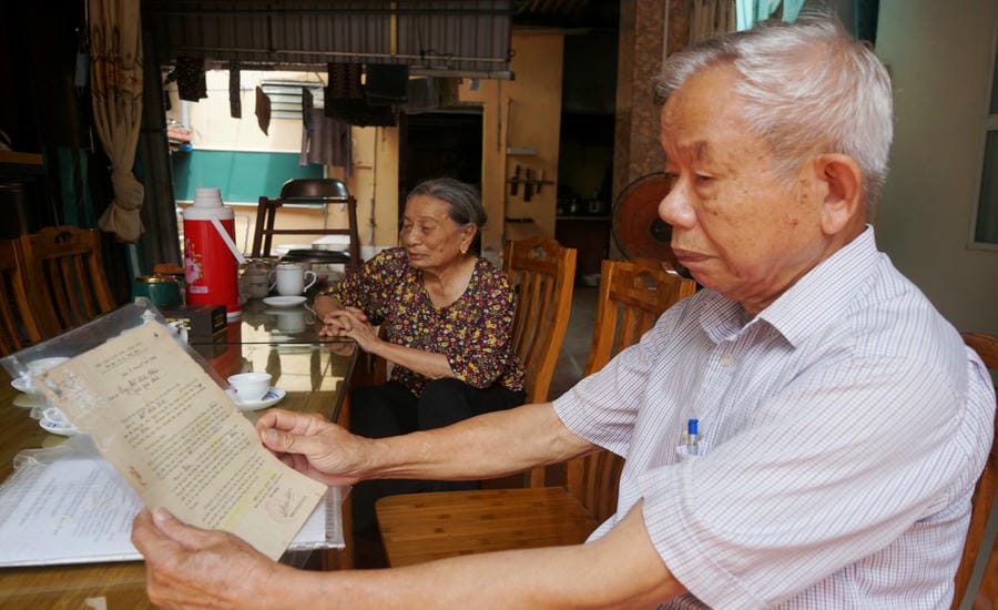 Decades have passed since receiving the death notice, Mr. and Mrs. Ninh are still worried, hoping that one day they will find the graves of the children to exhume and bring them back to their motherland. Photo: Quach Du