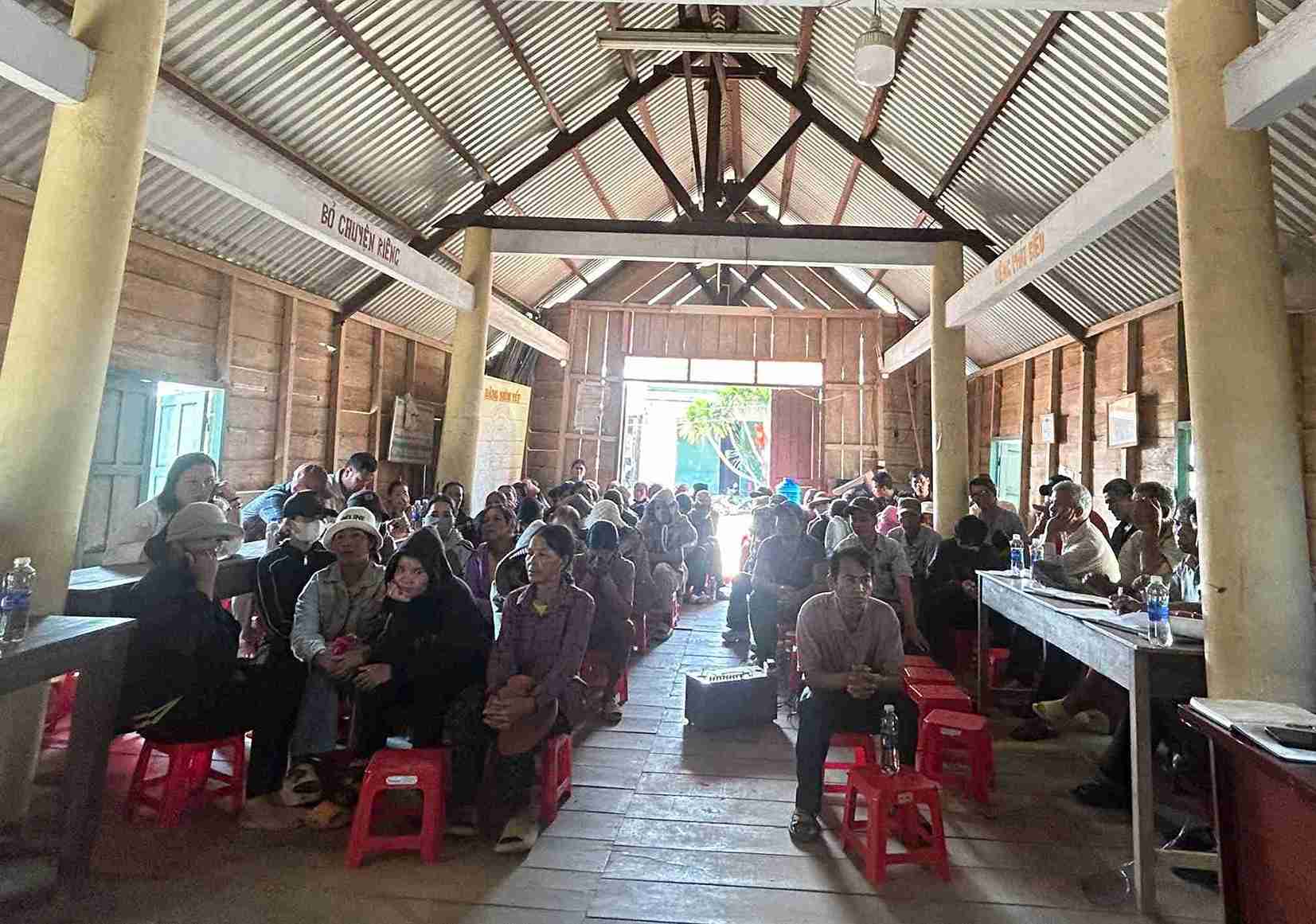 Cơ quan chức năng tư vấn việc làm, xuất khẩu lao động cho người dân khó khăn ở xã Ea Trang. Ảnh: Bảo Lâm