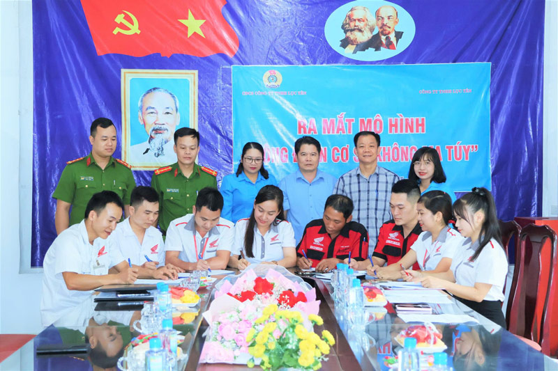 Đoàn viên, người lao động CĐCS Công ty TNHH Lục Yên ký cam kết không sử dụng trái phép chất ma túy. Ảnh: Thanh Sơn