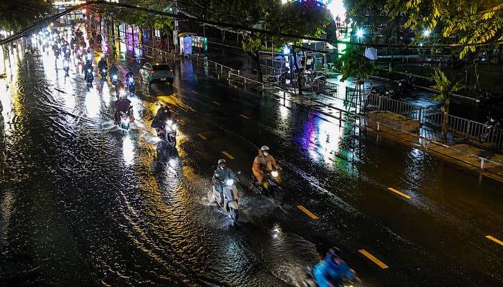 Mưa dông xuất hiện trên diện rộng tại TPHCM vào tối 12.6. Ảnh: UDI Maps