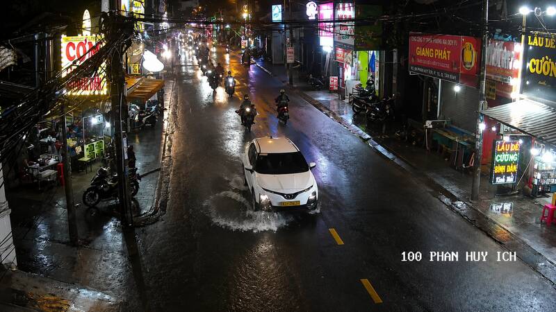 Nước mưa dâng cao trên tuyến đường Phan Huy Ích nhiều phương tiện phải giảm tốc độ khi lưu thông qua khu vực ngập. Ảnh: UDI Maps