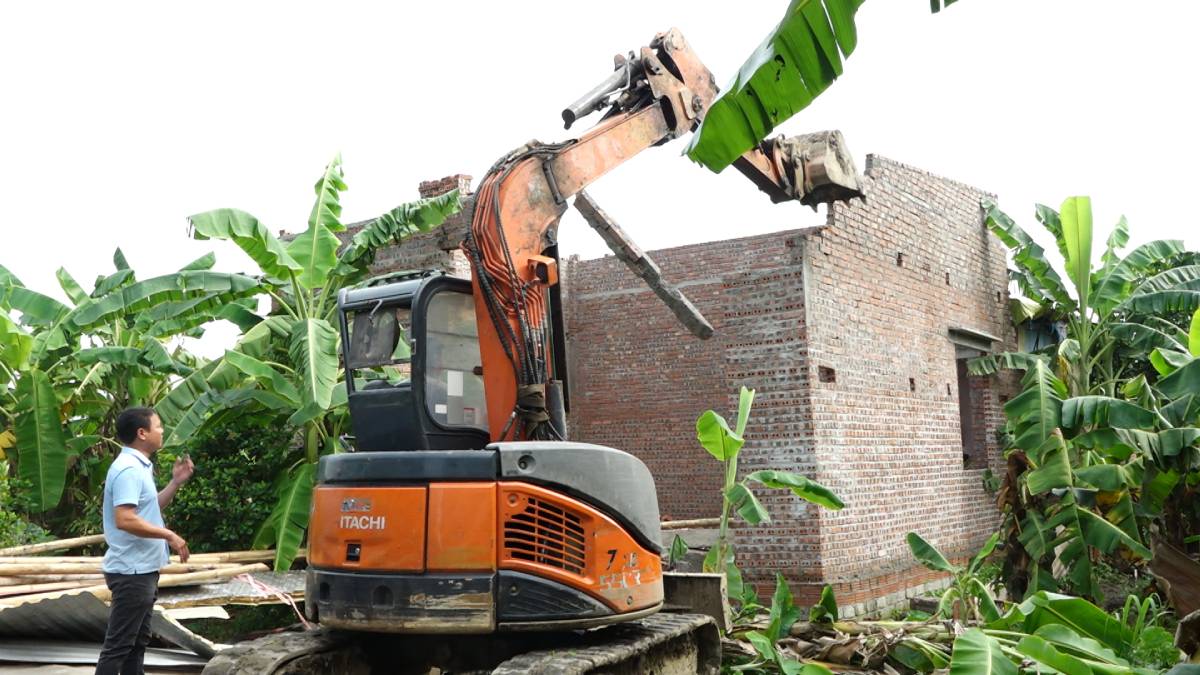 Quynh An Commune People's Committee, Hung Yen province organizes the dismantling of violating works on agricultural land. Photo: Quynh An Commune e-Portal