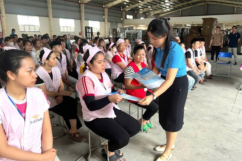 More than 130 workers and laborers are propagated and disseminated knowledge. Photo: Tuyen Quang Trade Union
