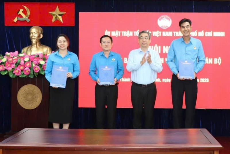 Nguyen Phuoc Loc - Member of the Party Central Committee, Deputy Secretary of the City Party Committee, Chairman of the Vietnam Fatherland Front Committee of Ho Chi Minh City (second from right) presents appointment decisions to leaders of the Ho Chi Minh City Trade Union Workers' Counseling and Support Center. Photo: Duc Long