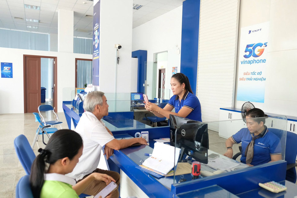 VinaPhone tăng cường hỗ trợ khách hàng xác thực thuê bao trước hạn. Ảnh: VinaPhone