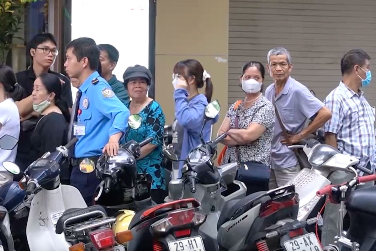 Gold prices rise after a series of price reductions, the scene of queuing to buy returns. Photo: Hoang Khoi