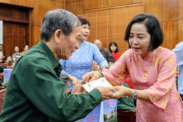 Member of the Party Central Committee, Vice Chairman of the National Assembly Nguyen Thi Thanh presents gifts of gratitude to policy families, people with meritorious services, and wounded and sick soldiers in Dien Bien province. Photo: Ngoc Thuy