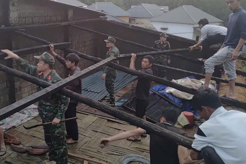 Functional forces focus on helping people overcome damage caused by thunderstorms. Photo: Bao Nguyen