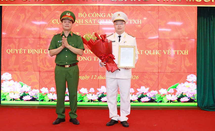 Tân Giám đốc Trung tâm dữ liệu quốc gia về dân cư (phải) nhận quyết định bổ nhiệm. Ảnh: Cục Cảnh sát QLHC về TTXH