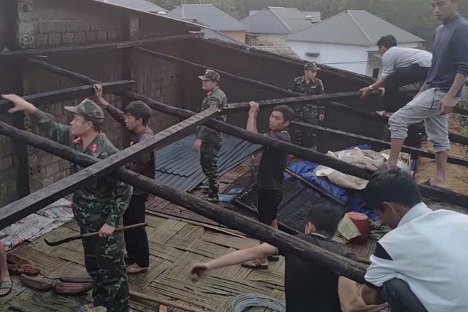Lực lượng chức năng tập trung giúp dân khắc phục thiệt hại do dông lốc. Ảnh: Bảo Nguyên