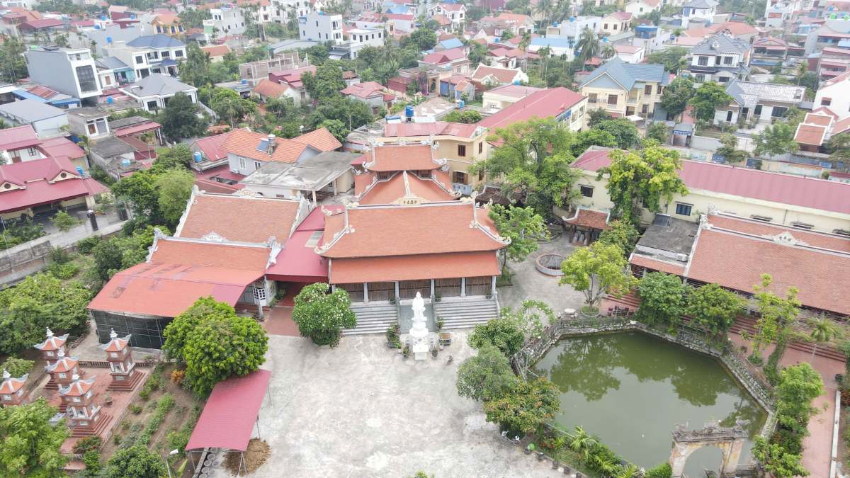 Khuôn viên chùa Sùng Ân. Ảnh: Nguyễn Huệ