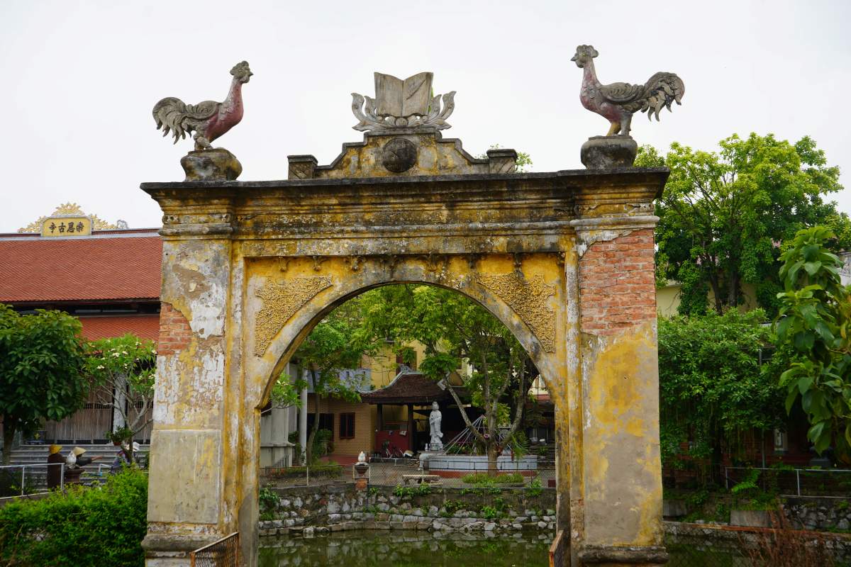 Cây thị cùng hệ thống cây cổ thụ và công trình kiến trúc độc đáo tạo nên vẻ đẹp cổ kính cho chùa Sùng Ân. Ảnh: Mai Dung