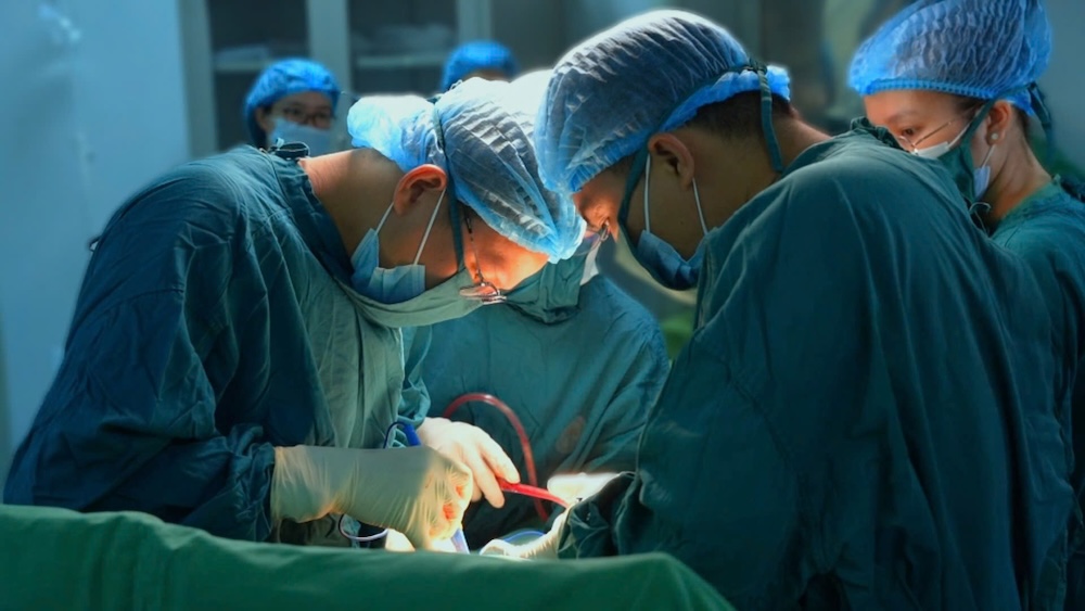 L'équipe de médecins et d'infirmières de l'hôpital général provincial de Quảng Trị effectue l'opération de la femme enceinte. Photo: Hôpital général provincial de Quảng Trị