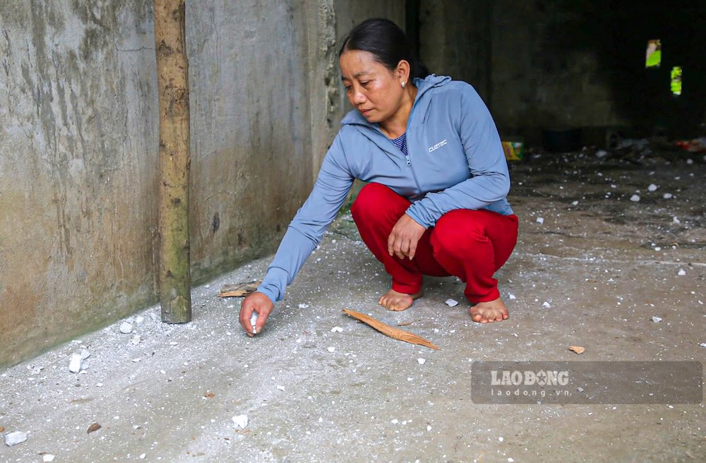 Đá nổ từ mỏ đá bay vào nhà dân sống xung quanh, khiến đời sống trở nên bất an. Ảnh: Phóng viên