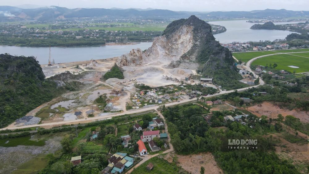 Mỏ đá đang khai thác nằm sát khu dân cư. Ảnh: Phóng viên