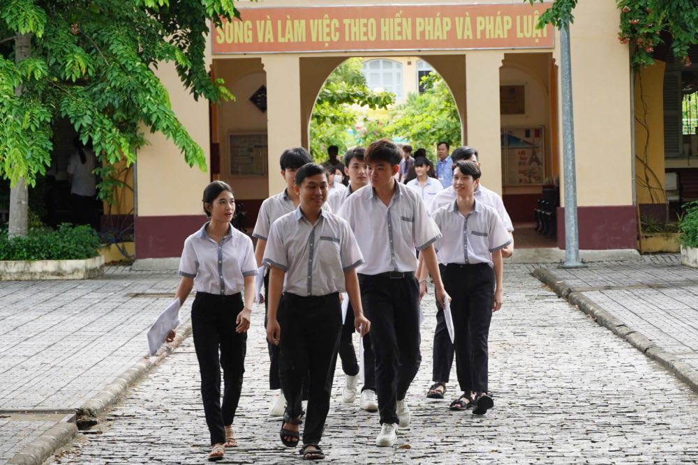 Hoàn thành kỳ thi THPT Quốc gia, nhiều thí sinh cho biết mình như vượt qua một chướng ngại vật để sang hành trình mới. Ảnh: Tạ Quang.
