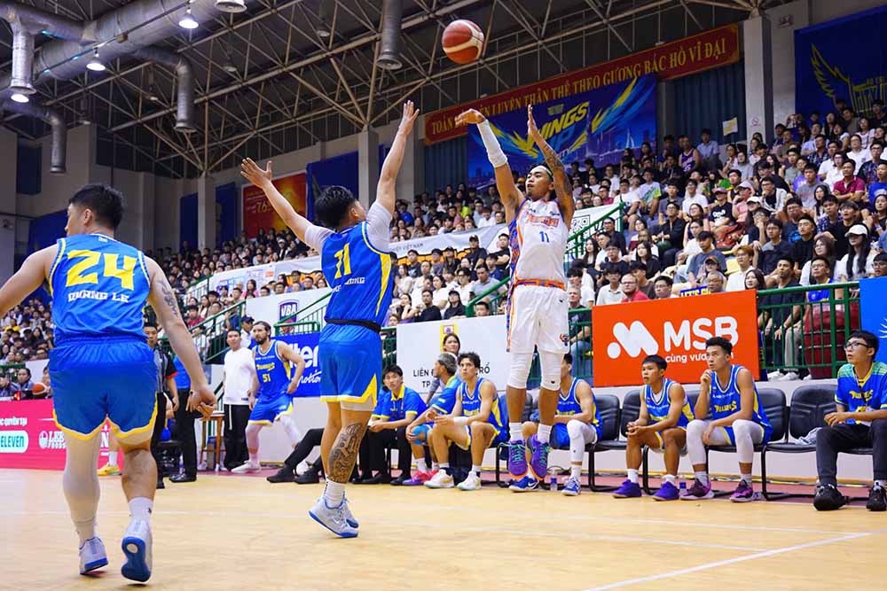Defending champion Hanoi Buffaloes (white shirt) overwhelm Ho Chi Minh City Wings at VBA 2026. Photo: VBA