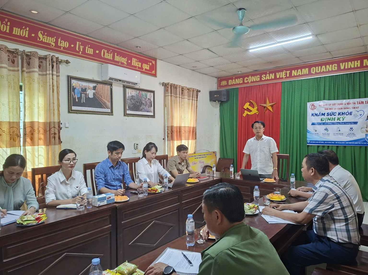 Đoàn giám sát liên ngành làm việc với đại diện Công ty CP Xây dựng và Vận tải Tám Tài. Ảnh: Ngọc Anh Phương án đầy đủ hơn: **Đoàn giám sát liên ngành làm việc tại Công ty CP Xây dựng và Vận tải Tám Tài, xã Tân Kỳ. Ảnh: Ngọc Anh