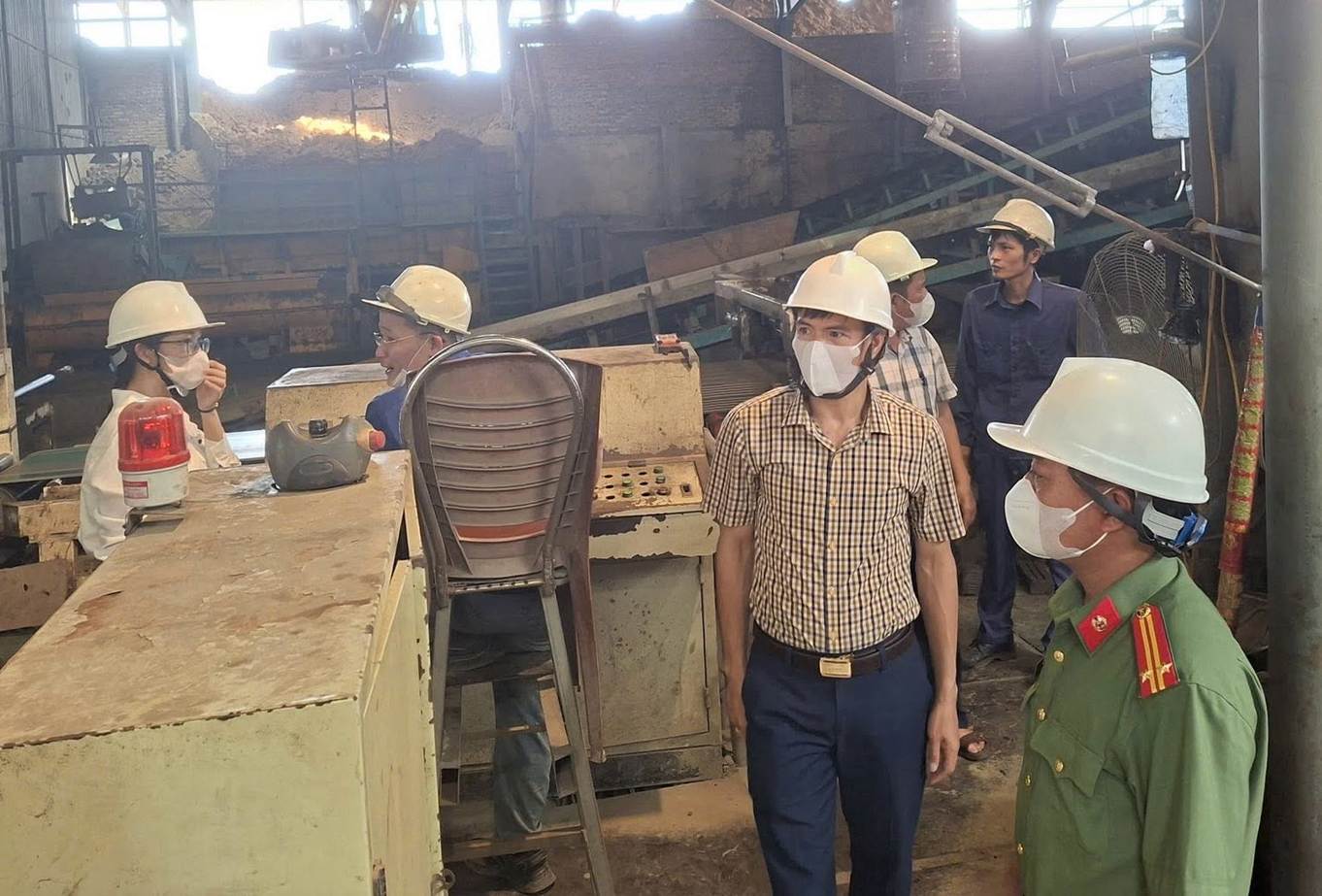 Inter-sectoral supervisory delegation inspects businesses in Tan Ky commune, Nghe An. Photo: Ngoc Anh