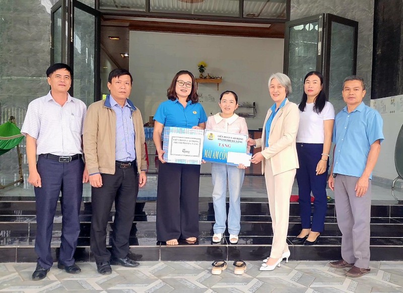Công đoàn Đà Nẵng trao “Mái ấm công đoàn” cho đoàn viên, lao động nữ có hoàn cảnh khó khăn. Ảnh: Nguyễn Hoàng