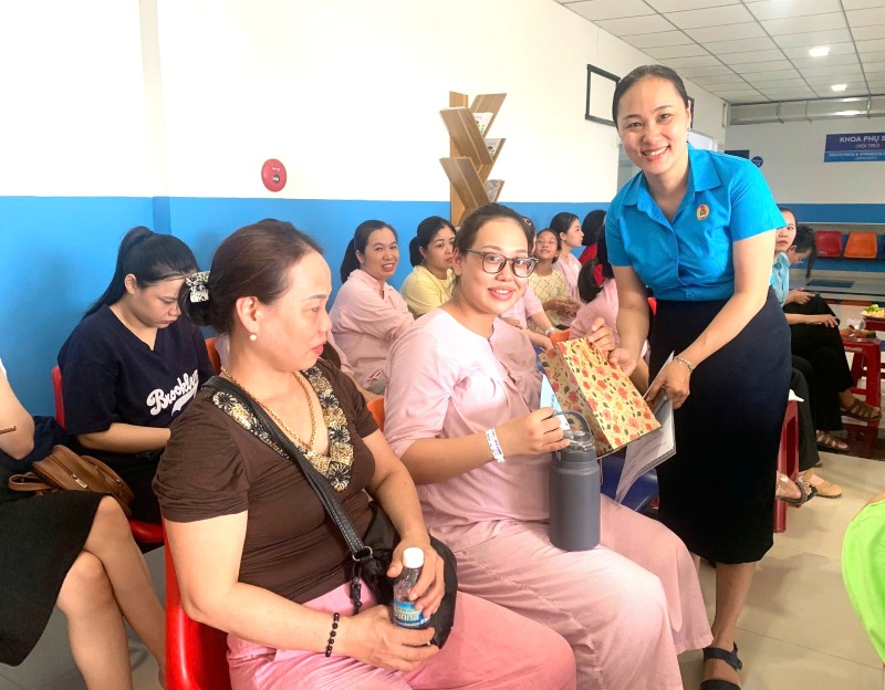 Công đoàn cơ sở ở Đà Nẵng tặng quà cho người lao động nữ đang nuôi con nhỏ. Ảnh: Nguyễn Hoàng