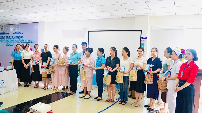 Công đoàn hưởng ứng phong trào “Nuôi con bằng sữa mẹ“. Ảnh: Trường An