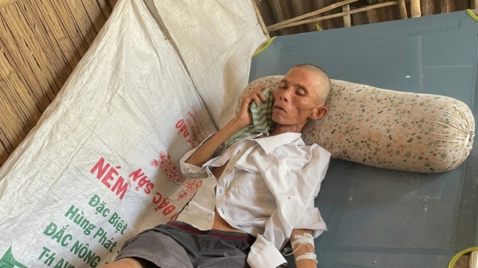 Mr. Pham Ngoc Hung is fighting against oral floor cancer and end-stage esophageal cancer in particularly difficult circumstances. Photo: Hoang Loc