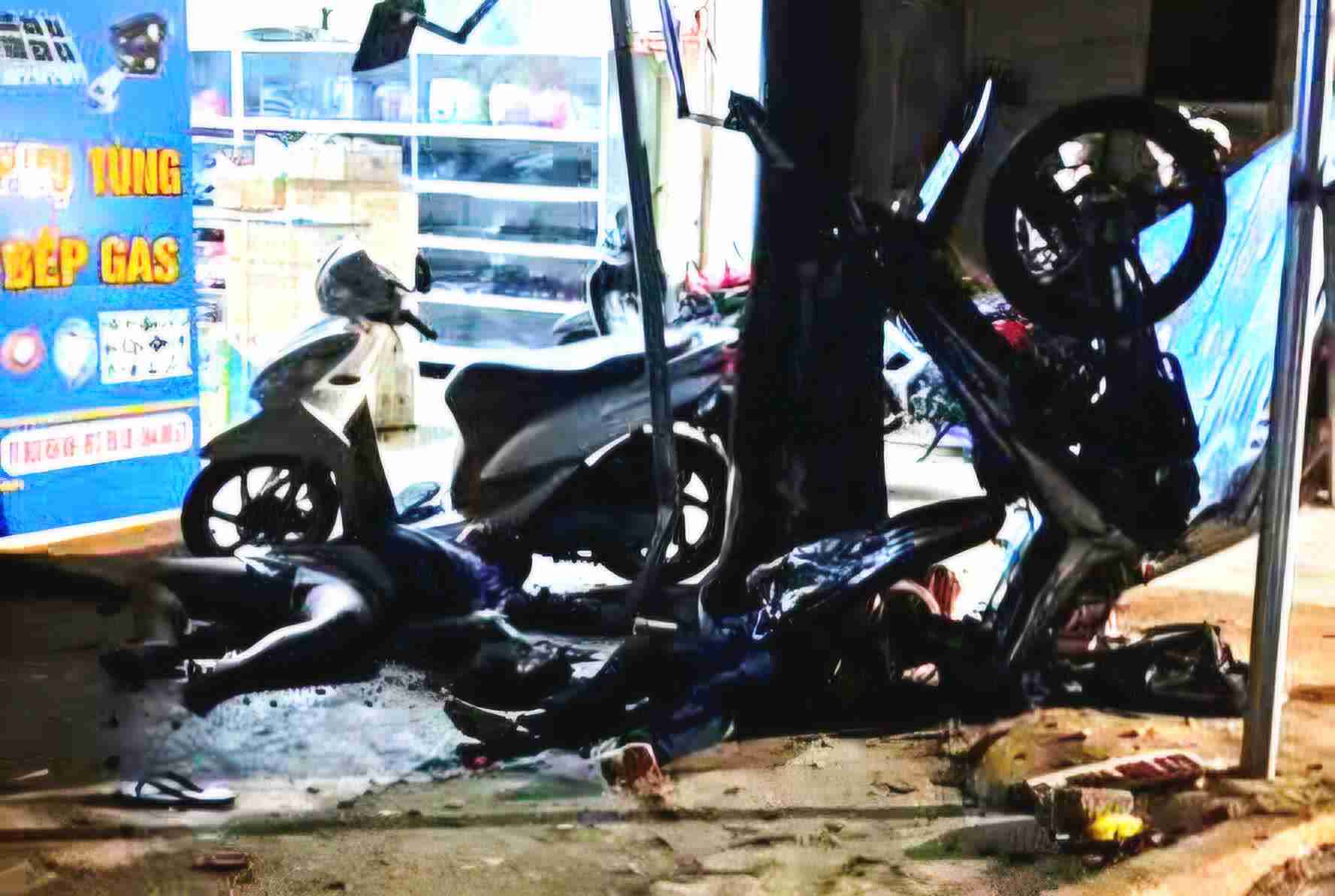 Scene of a traffic accident that killed and injured 2 teenagers in Dak Lak province. Photo: Police provided