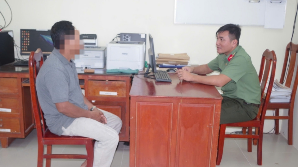 La policía de la comuna de Long Hiep trabaja con los sujetos relacionados con el acto de comprar documentos falsos a través de las redes sociales. Foto: Policía de Vinh Long
