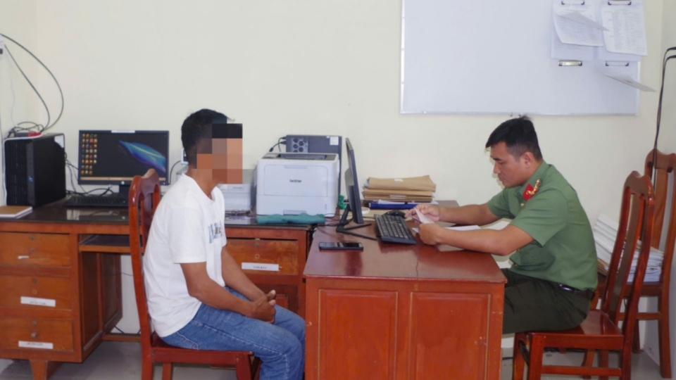 Bằng tốt nghiệp THPT và giấy phép lái xe giả được các đối tượng đặt mua qua mạng xã hội. Ảnh: Công an Vĩnh Long