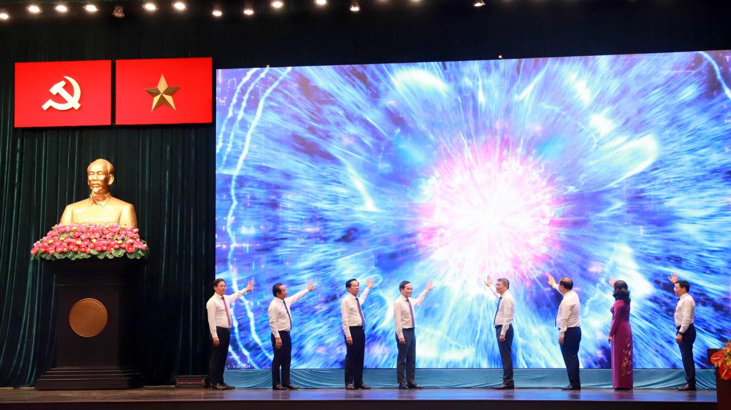 Thủ tướng Chính phủ Lê Minh Hưng cùng lãnh đạo Trung ương, TPHCM phát động phong trào thi đua tăng trưởng hai con số.  Ảnh: Hà Khánh