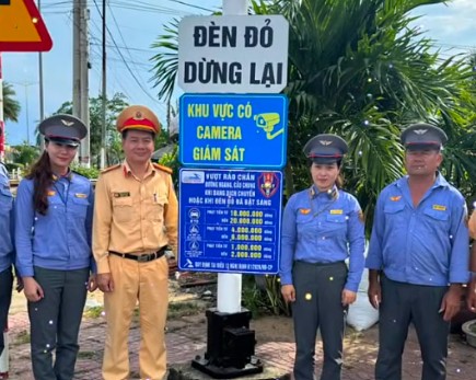 Functional forces of Dak Lak province install 40 propaganda panels at key traffic checkpoints. Photo: Police provided